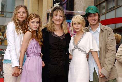 elizabeth olsen parents.